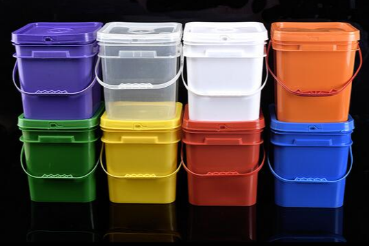 square plastic buckets with lid and handle are used for food packaging