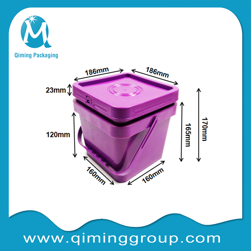 square plastic buckets with lid and handle are used for food packaging