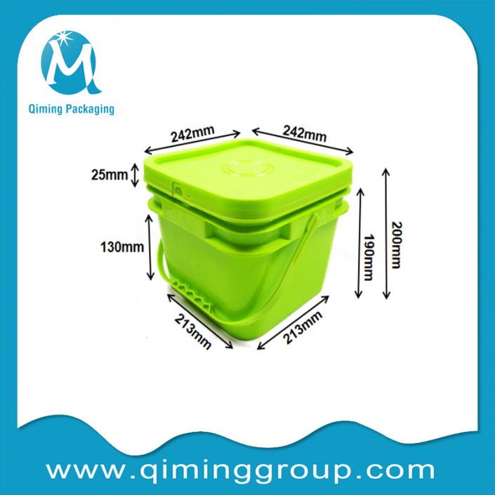 square plastic buckets with lid and handle are used for food packaging